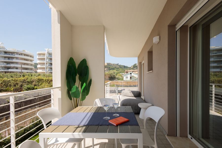 Balcone perimetrale con tavolo